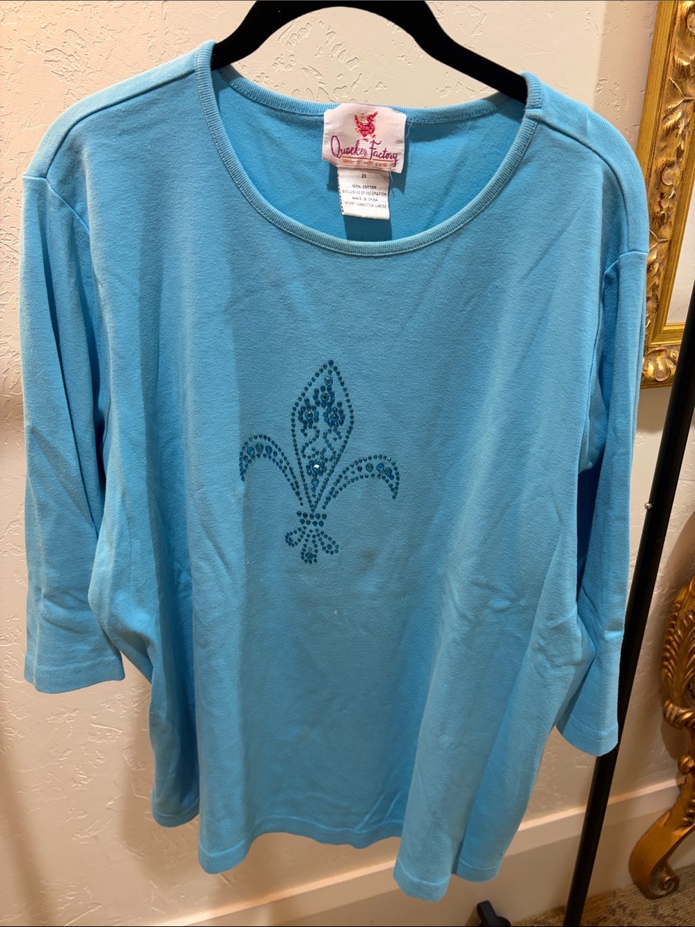 Quacker Factory 2X Turquoise Top with bejeweled fleur de lis embellishment